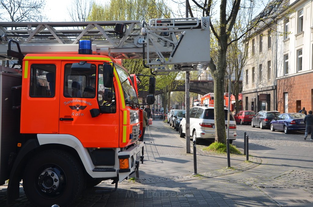 Einsatz BF Koeln Kran beruehrt Oberleitung DB Koeln Gremberg Taunusstr P081.JPG